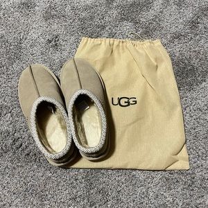 ugg tasman slipped. mustard seed/ white. size 40. never worn.